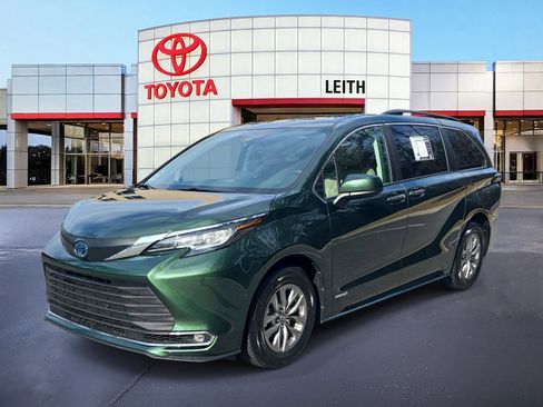Used 2021 Toyota Sienna XLE image 1