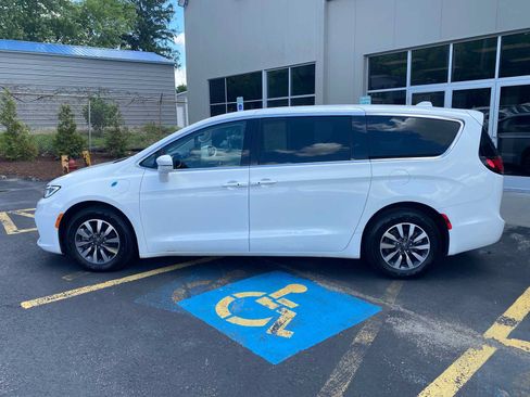 Used 2022 Chrysler Pacifica Touring-L FWD image 15