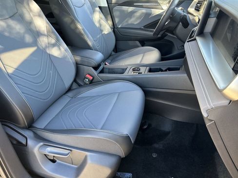 New 2026 Volkswagen Tiguan SE FWD image 7