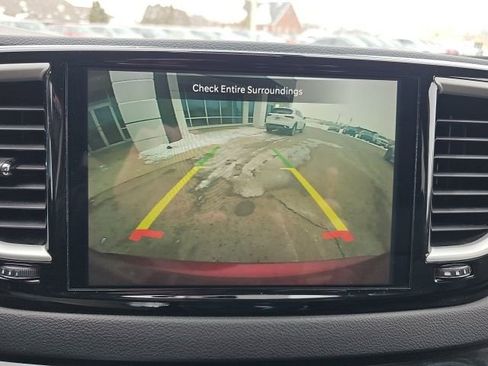 Used 2023 Chrysler Pacifica Touring-L image 19