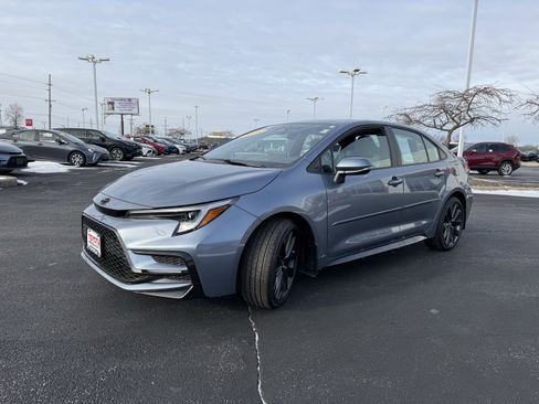 Used 2025 Toyota Corolla SE w/ SE Premium Package image 4