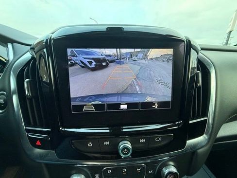 Used 2021 Chevrolet Traverse LT image 24