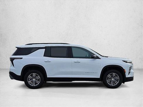 Used 2026 Chevrolet Traverse LT FWD image 4
