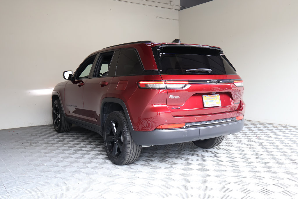 Used 2025 Jeep Grand Cherokee Limited w/ Black Appearance Package AWD/4WD image 13