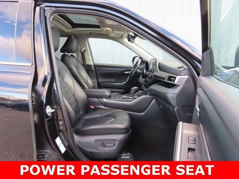 Used 2020 Toyota Highlander XLE image 24