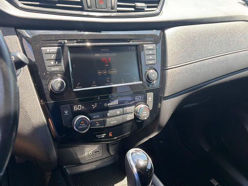 Used 2020 Nissan Rogue SV FWD image 16