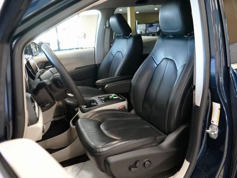 Used 2022 Chrysler Pacifica Touring-L image 2