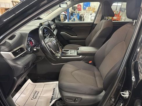 Used 2022 Toyota Highlander LE image 11