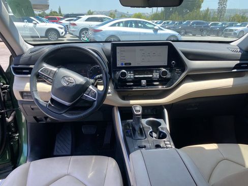 Used 2023 Toyota Highlander XLE AWD/4WD image 13