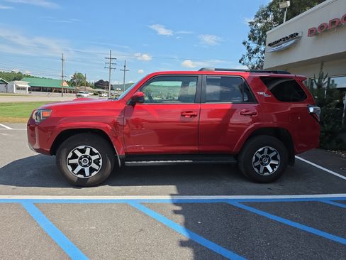 Used 2024 Toyota 4Runner TRD Off-Road AWD/4WD image 7