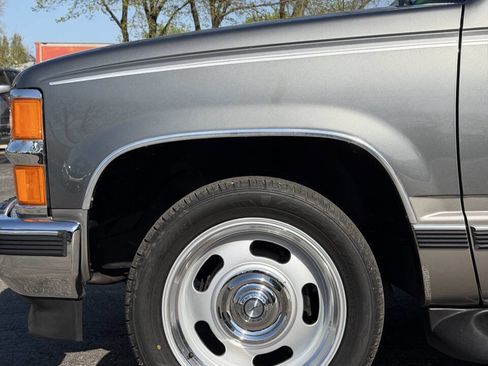 Used 1999 Chevrolet Suburban 2WD w/ Preferred Equipment Group 3 image 15