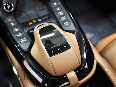 Used 2019 Aston Martin V8 Vantage Coupe RWD image 41