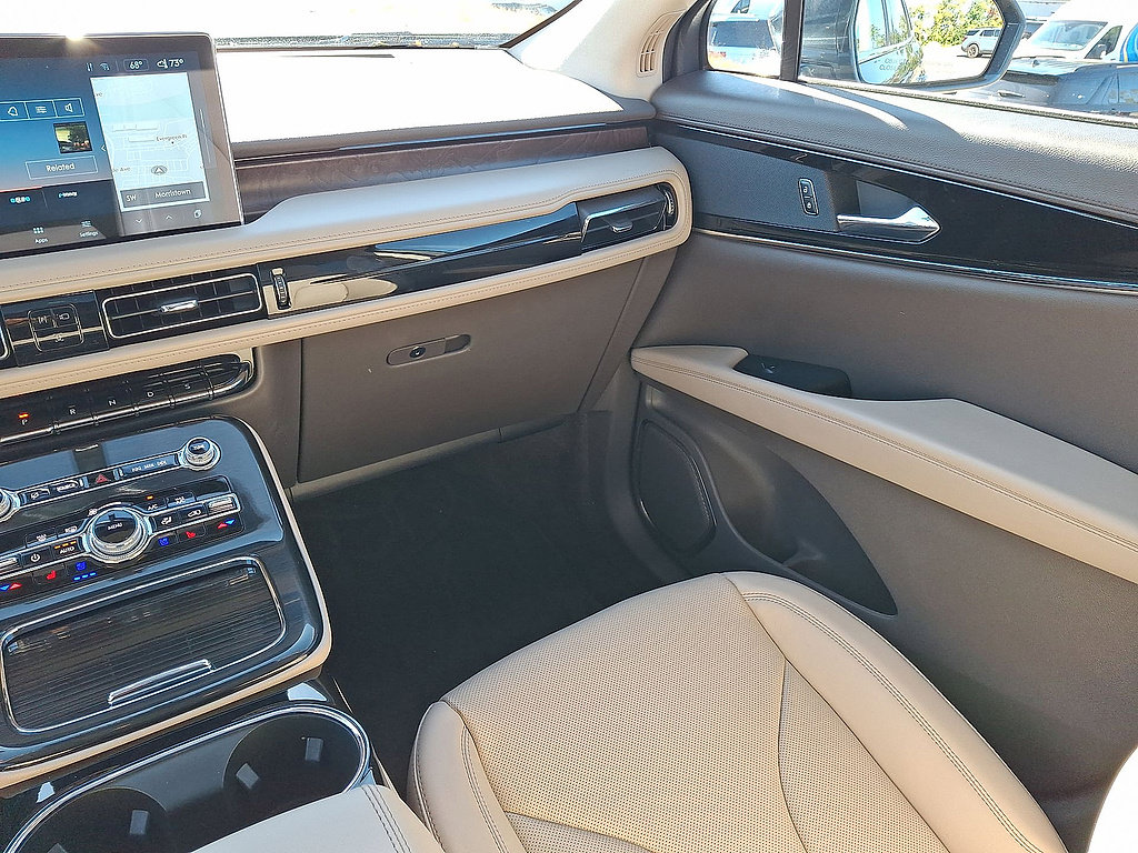 Used 2023 Lincoln Nautilus Reserve AWD/4WD image 11