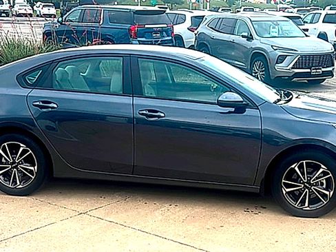 Used 2023 Kia Forte LXS FWD image 5