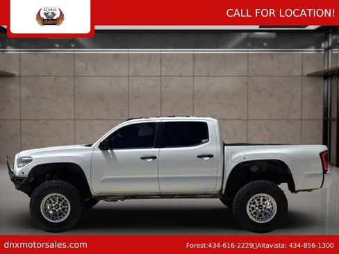 Used 2022 Toyota Tacoma SR5 AWD/4WD image 2