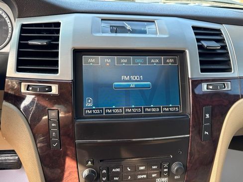 Used 2011 Cadillac Escalade 4WD Hybrid image 37
