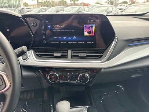 Used 2025 Chevrolet Trax LT w/ LT Convenience Package image 25