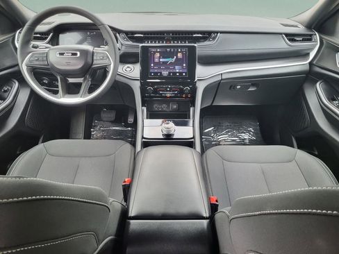 Used 2025 Jeep Grand Cherokee Laredo X w/ Luxury Tech Group I image 38