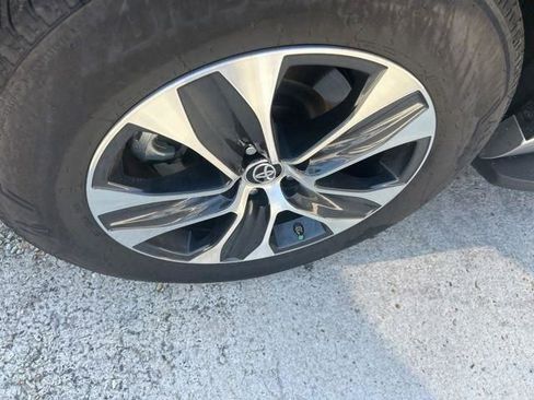 Used 2025 Toyota Highlander XLE image 12