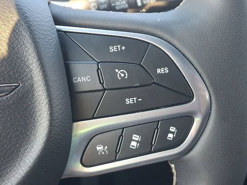 Used 2025 Chrysler Pacifica Select FWD image 25