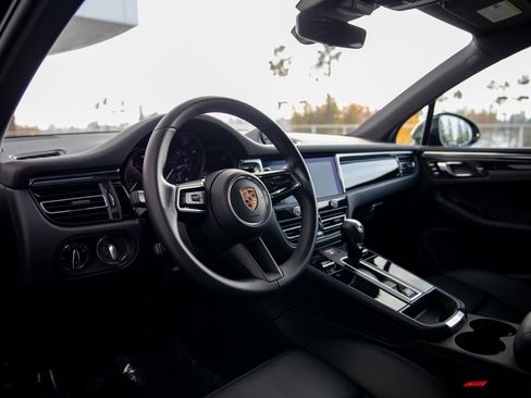 Certified 2025 Porsche Macan image 4