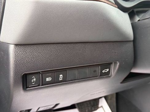Used 2023 Toyota Venza XLE AWD/4WD image 20
