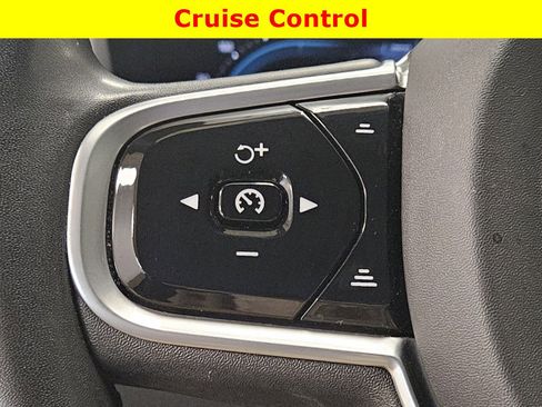 Used 2022 Volvo XC60 B5 R-Design w/ Advanced Package image 36