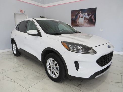 Used 2020 Ford Escape SE image 2