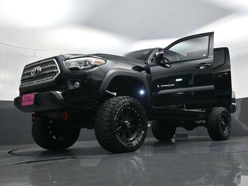 Used 2017 Toyota Tacoma TRD Off-Road w/ Tow Package (A/T) image 27