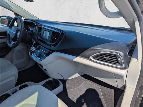 Used 2017 Chrysler Pacifica LX FWD image 26