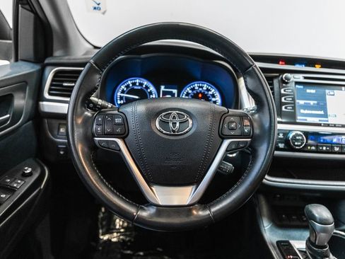 Used 2019 Toyota Highlander XLE AWD/4WD image 16