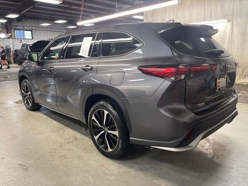 Certified 2021 Toyota Highlander XSE AWD/4WD image 4