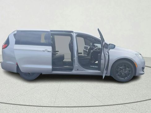 Used 2018 Chrysler Pacifica Touring Plus w/ S Appearance Package image 14