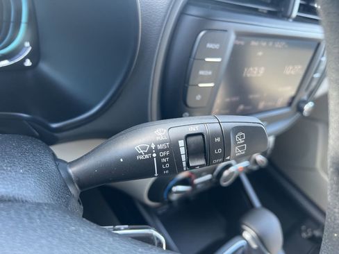 Used 2025 Kia Soul LX w/ LX Technology Package FWD image 14