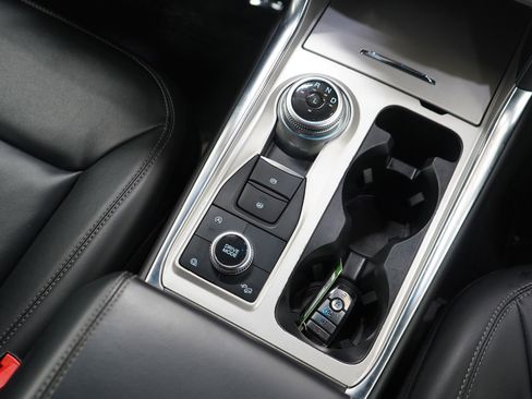 Used 2024 Ford Explorer XLT image 18