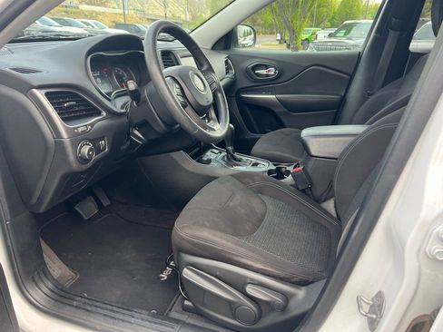 Used 2019 Jeep Cherokee Latitude w/ Popular Appearance Group AWD/4WD image 25