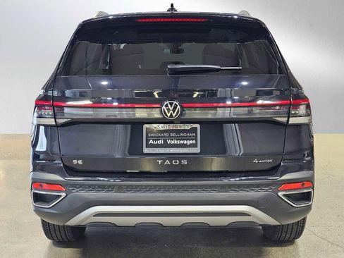 Used 2025 Volkswagen Taos SE w/ Panoramic Sunroof Package AWD/4WD image 6
