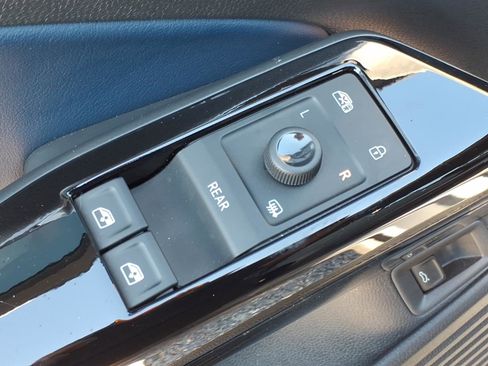 Certified 2025 Volkswagen ID.4 Pro S w/ ID.4 Black Package image 18