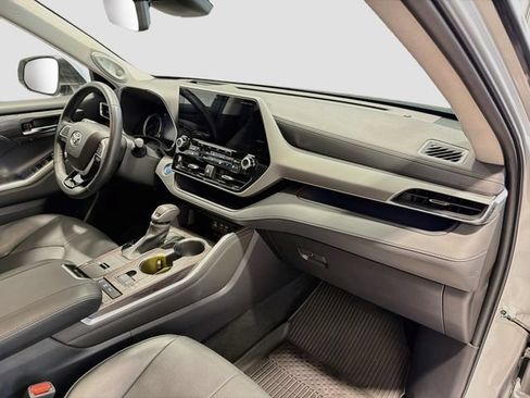 Certified 2022 Toyota Highlander Platinum AWD/4WD image 25
