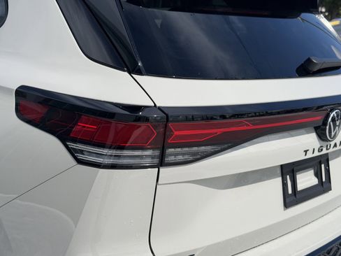 New 2026 Volkswagen Tiguan SE R-Line FWD image 6