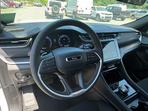 Used 2025 Jeep Grand Cherokee Laredo X RWD image 25