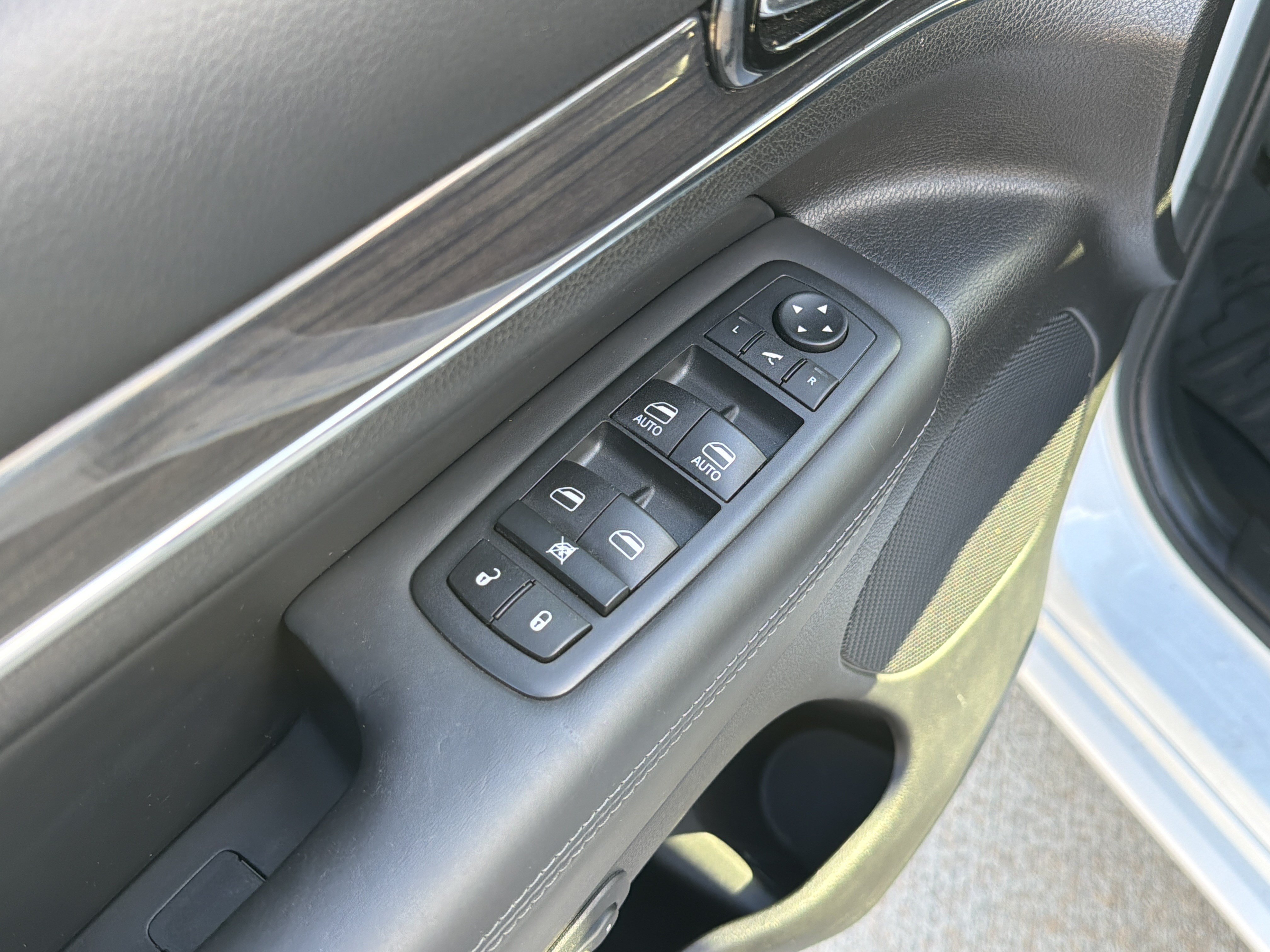Used 2020 Jeep Grand Cherokee Overland AWD/4WD image 15