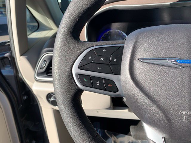 Used 2018 Chrysler Pacifica L FWD image 18