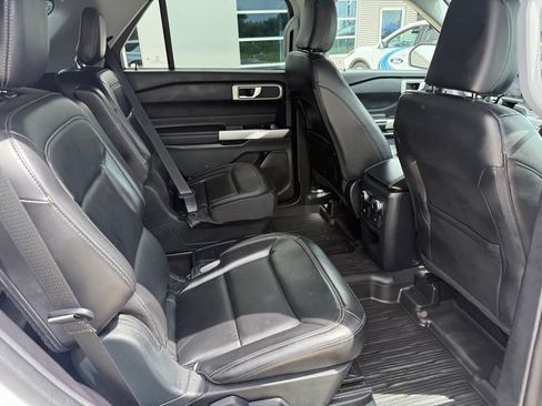 Used 2021 Ford Explorer XLT w/ Equipment Group 202A AWD/4WD image 14