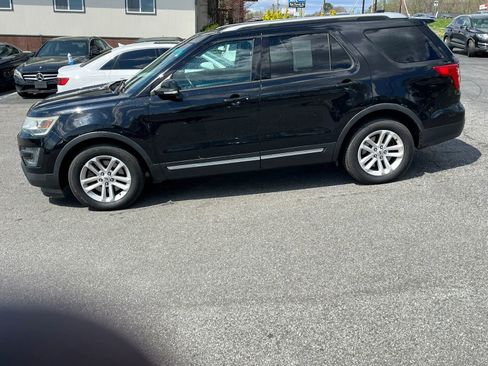 Used 2017 Ford Explorer XLT w/ Equipment Group 201A FWD image 4