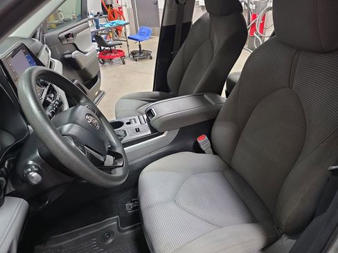 Used 2021 Toyota Highlander L image 16