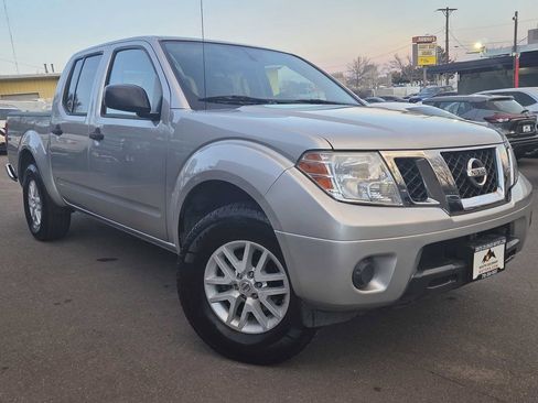 Used 2019 Nissan Frontier SV image 1