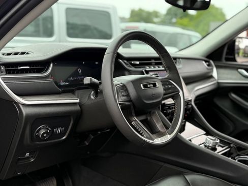 Used 2023 Jeep Grand Cherokee Limited AWD/4WD image 13