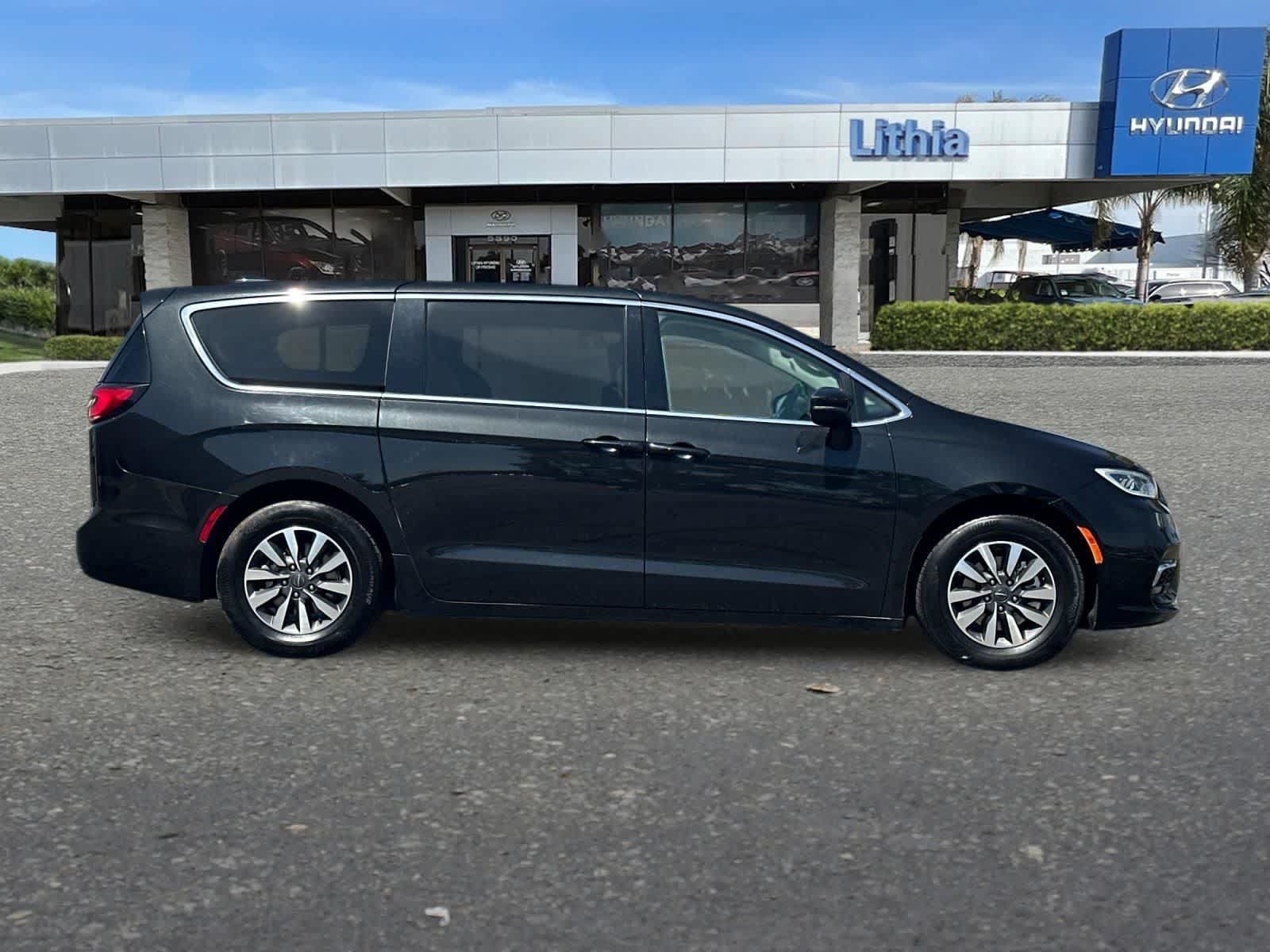 Used 2023 Chrysler Pacifica Touring-L FWD image 9