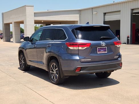 Used 2017 Toyota Highlander AWD V6 image 4